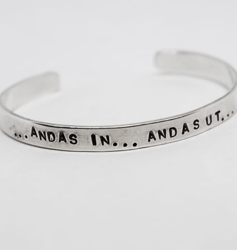 Stilrent armband med text