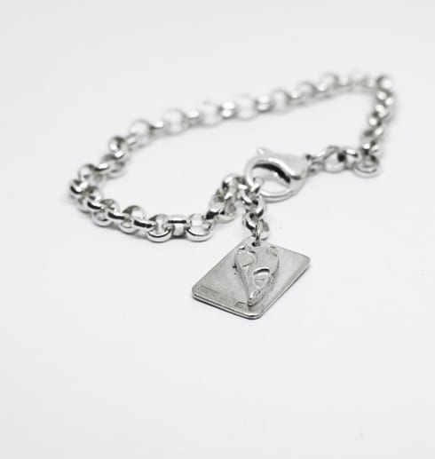 Armband med hjärthänge
