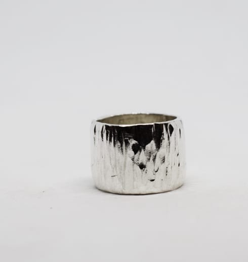Bred hamrad silverring