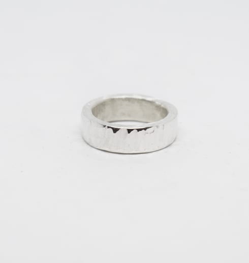 Ring med cool hamring