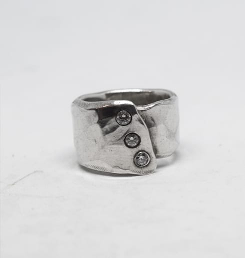 Elegant ring med stenar