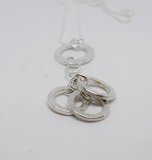Coolt och kraftigt halsband