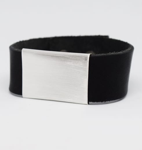 Läderarmband med borstad silverbricka