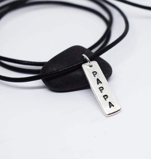Silverbricka med texten "pappa"
