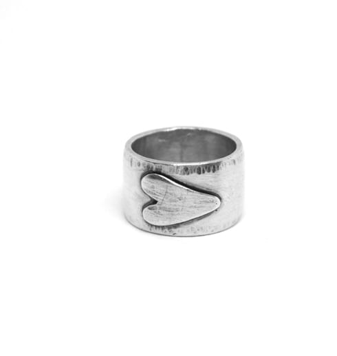 Bred ring med liggande hjärta