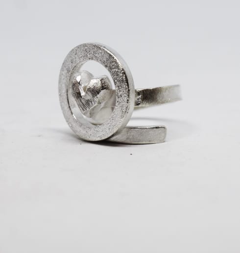 Unik mattslagen silverring