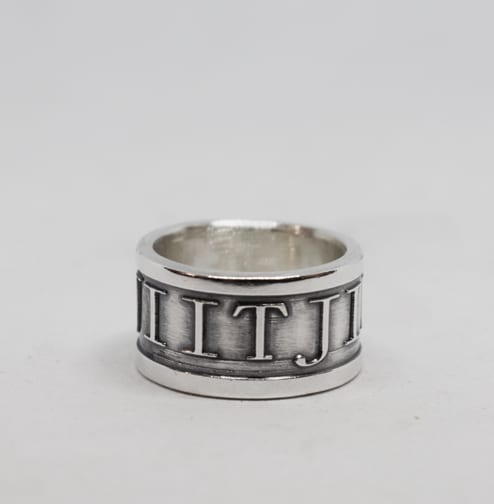 Cool ring med upphöjd text