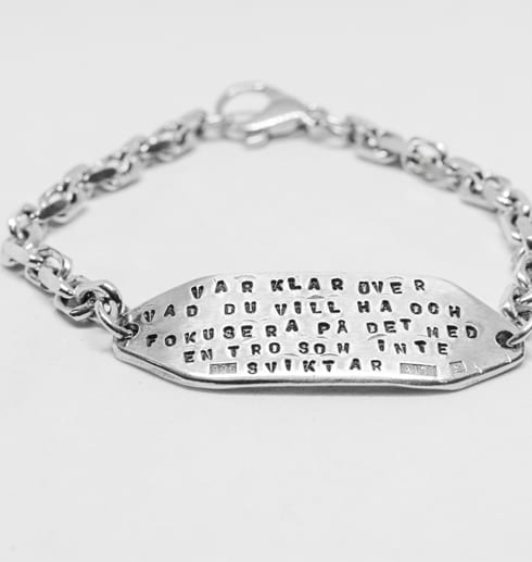 Stilrent armband med text