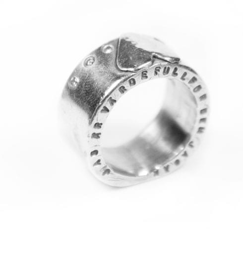 Maffig silverring med stenar, text och hjärta