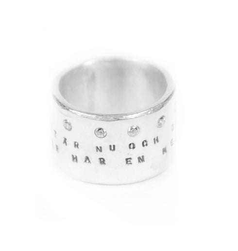 Ring med text och stenar