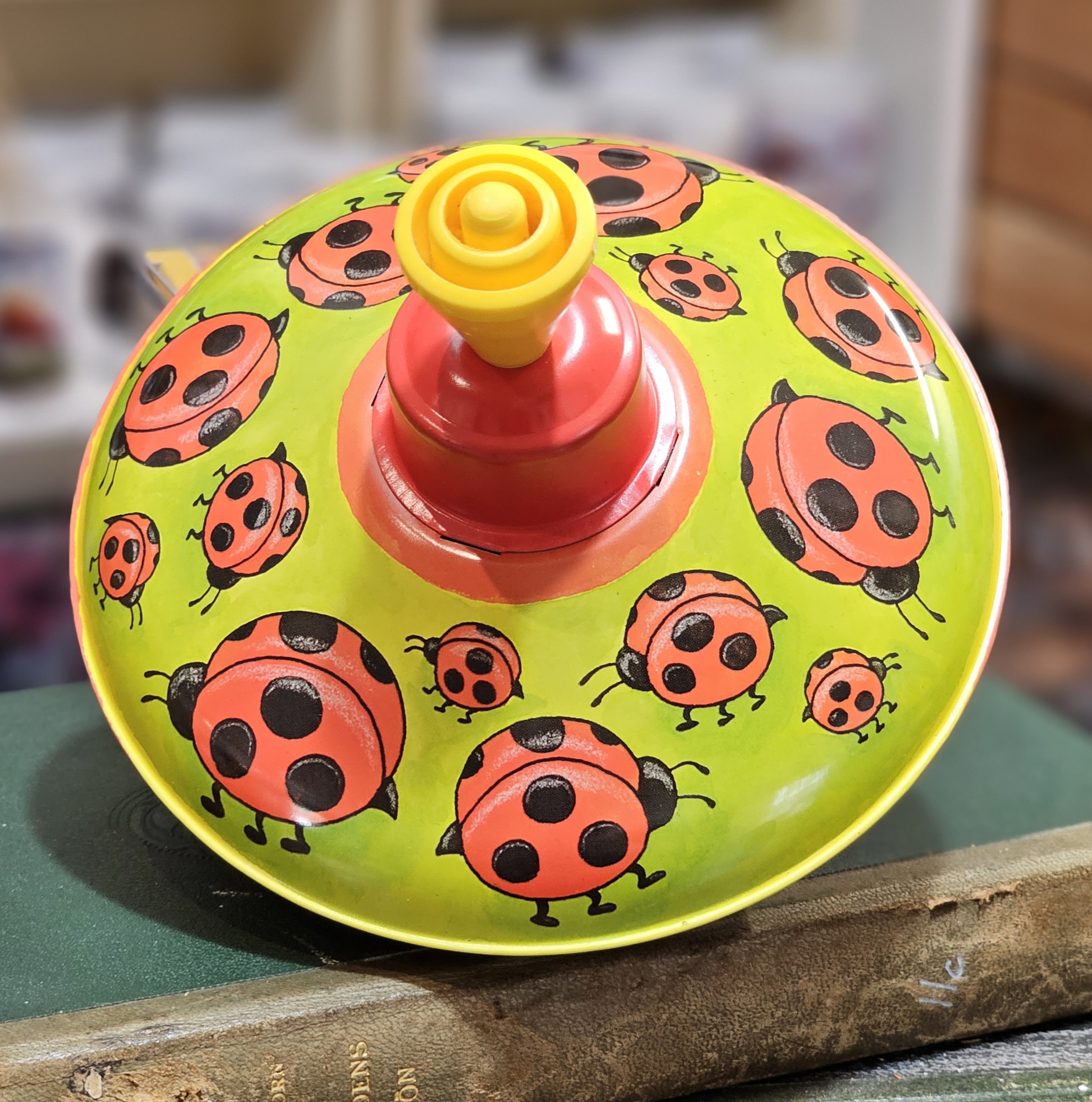 Humming top - Nyckelpigor