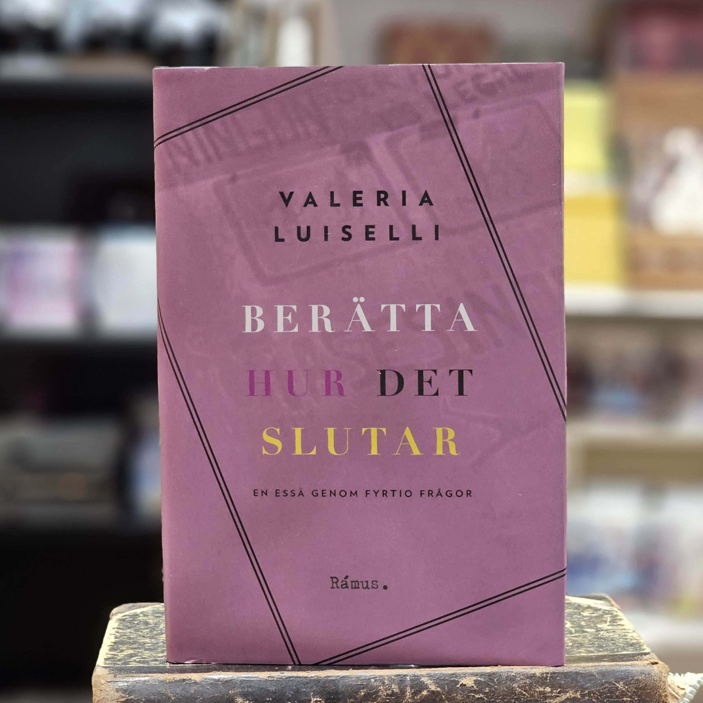 Bok - Berätta hur det slutar : En essä genom  fyrtio frågor