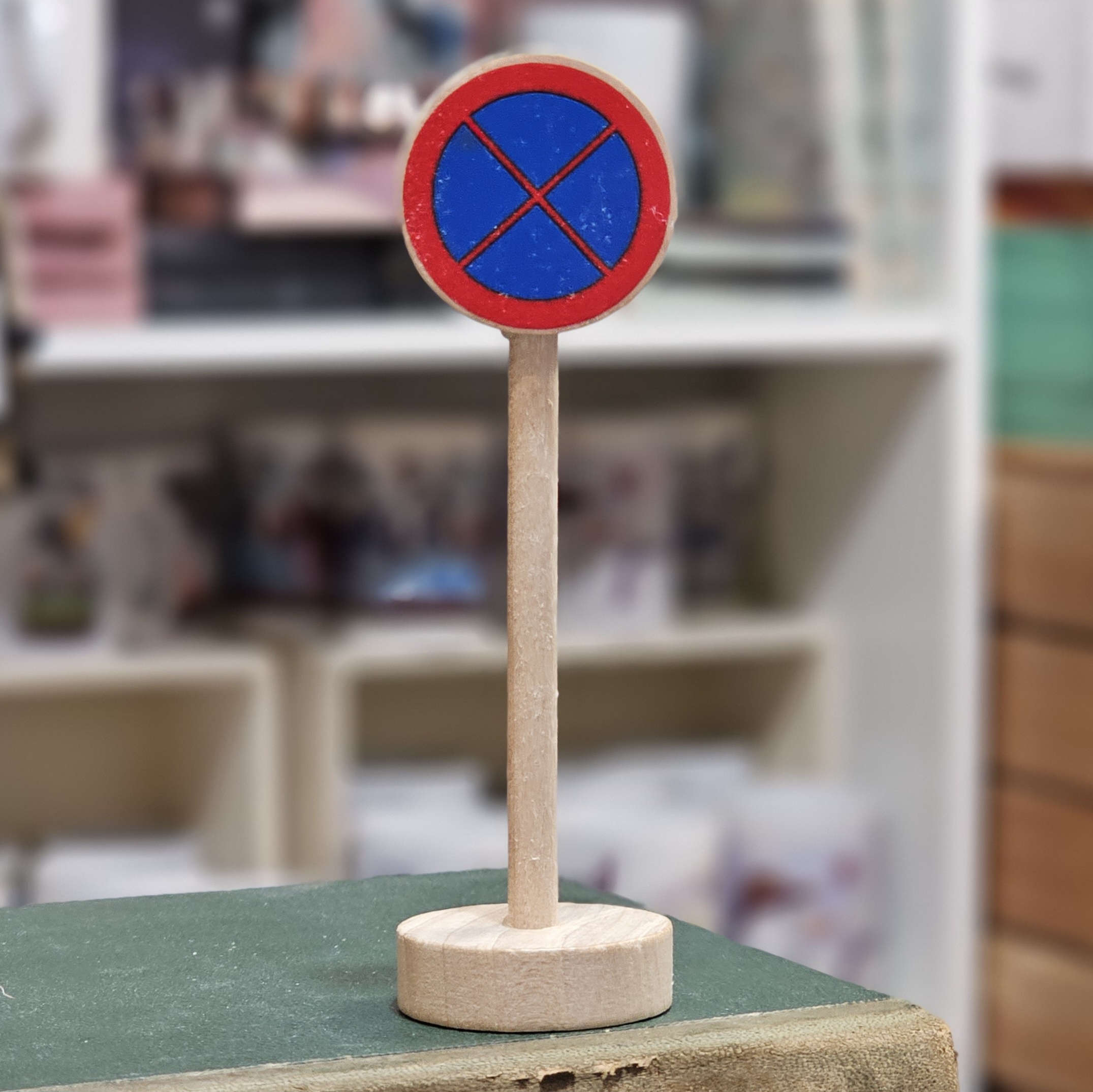 Trafikskylt i trä - Stoppförbud