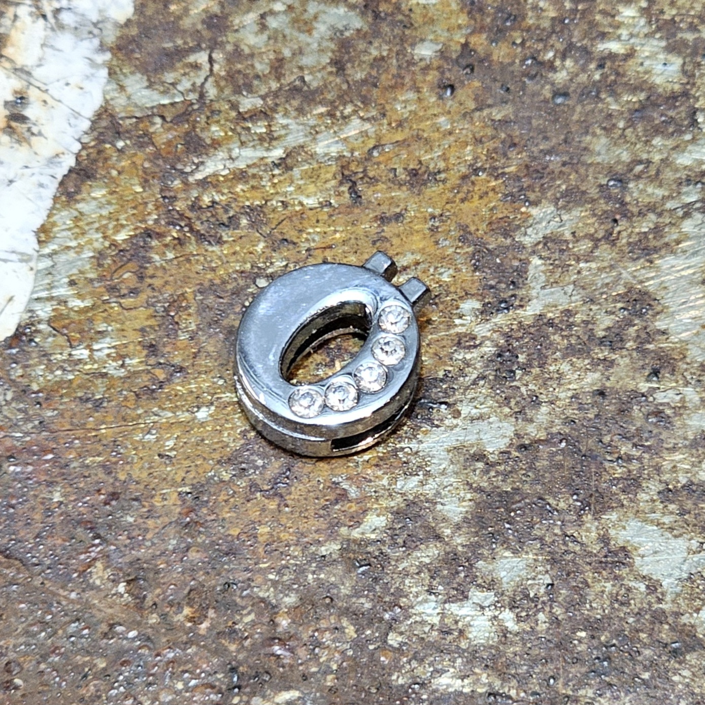 Strassbokstav till armband - Ö