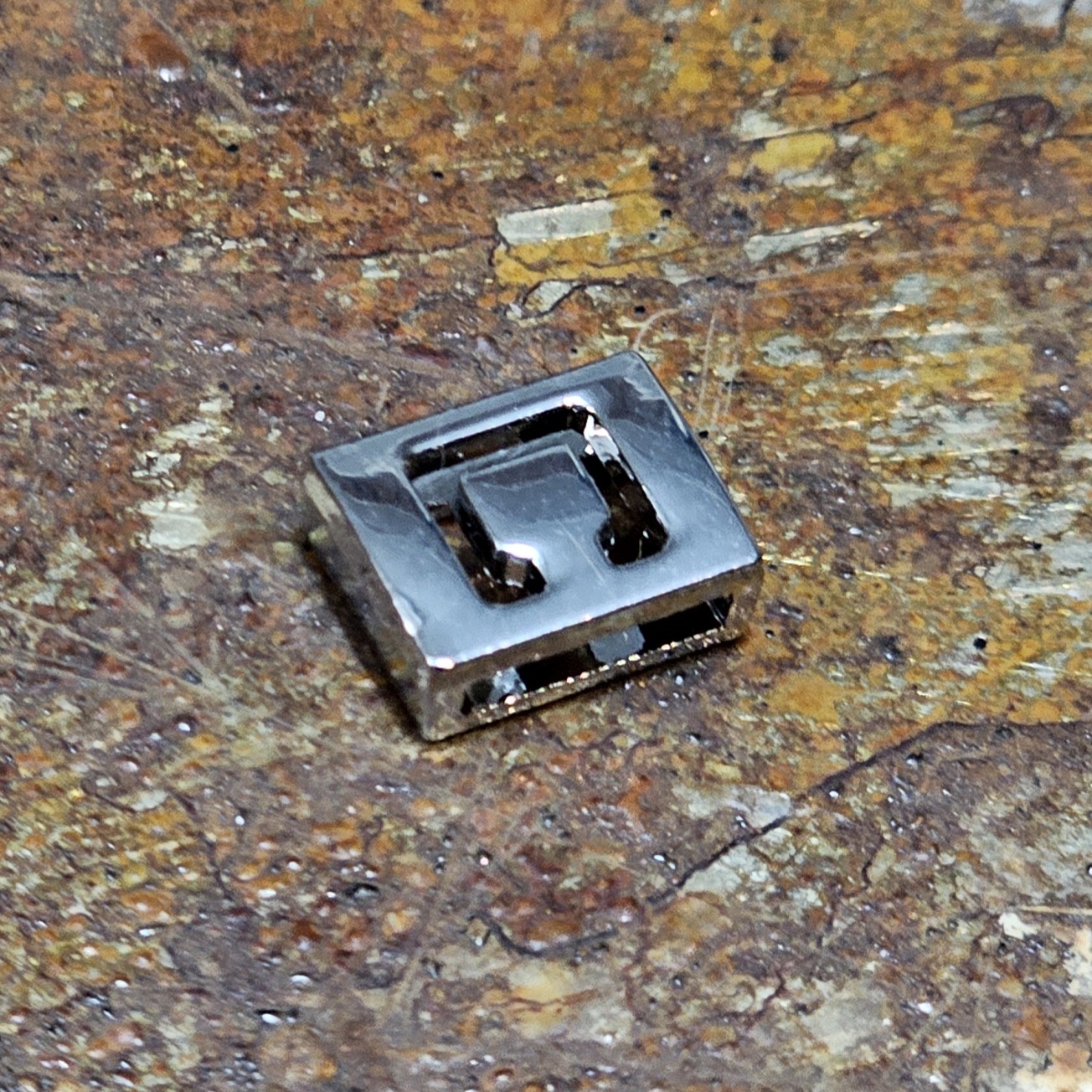 Fyrkantig bokstav till armband - C