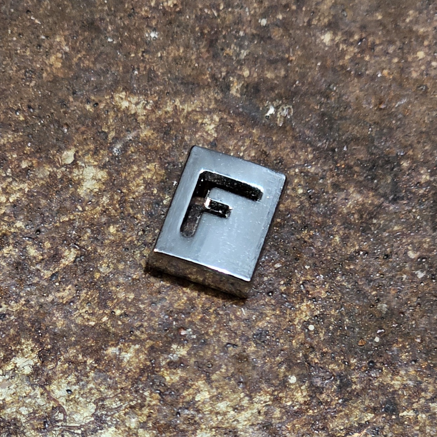 Fyrkantig bokstav till armband - F