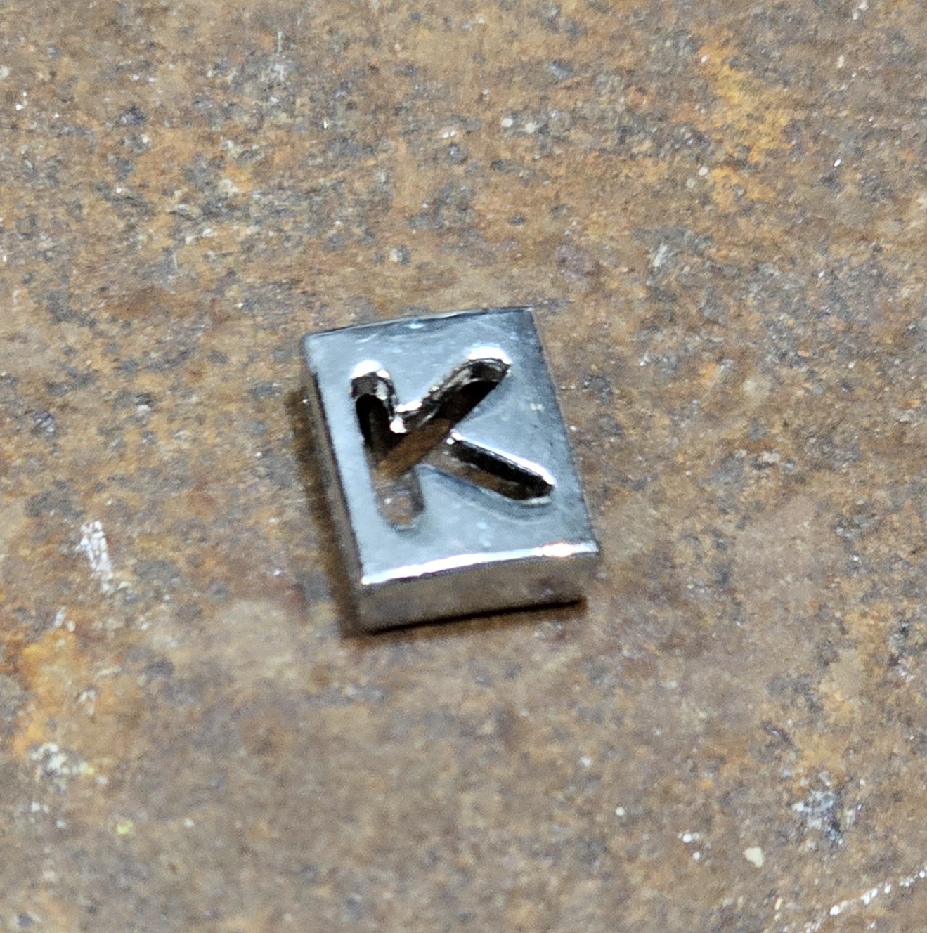 Fyrkantig bokstav till armband - K