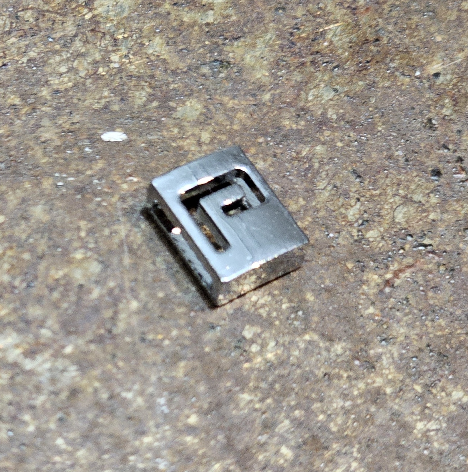 Fyrkantig bokstav till armband - P