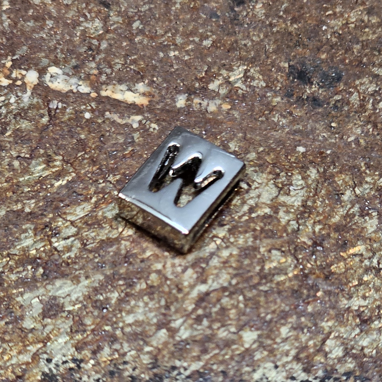 Fyrkantig bokstav till armband - W