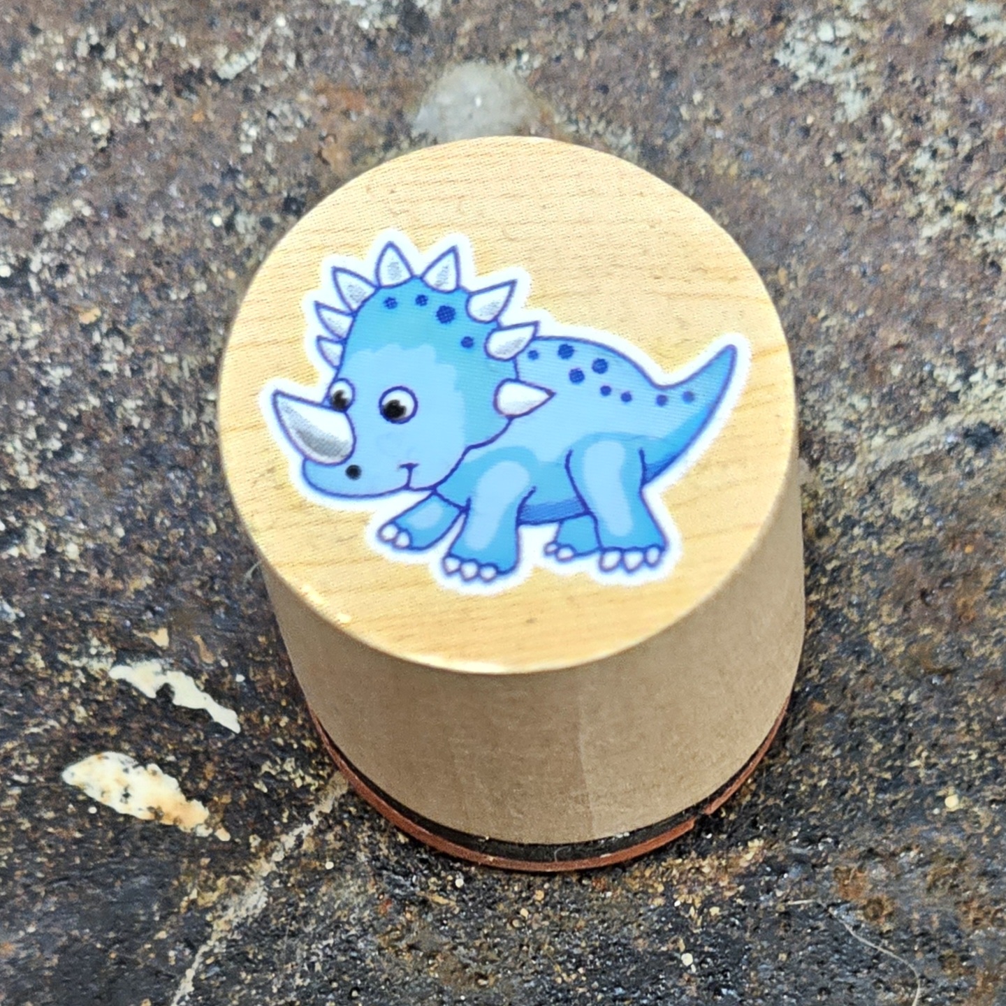 Trästämpel med dinosaurie