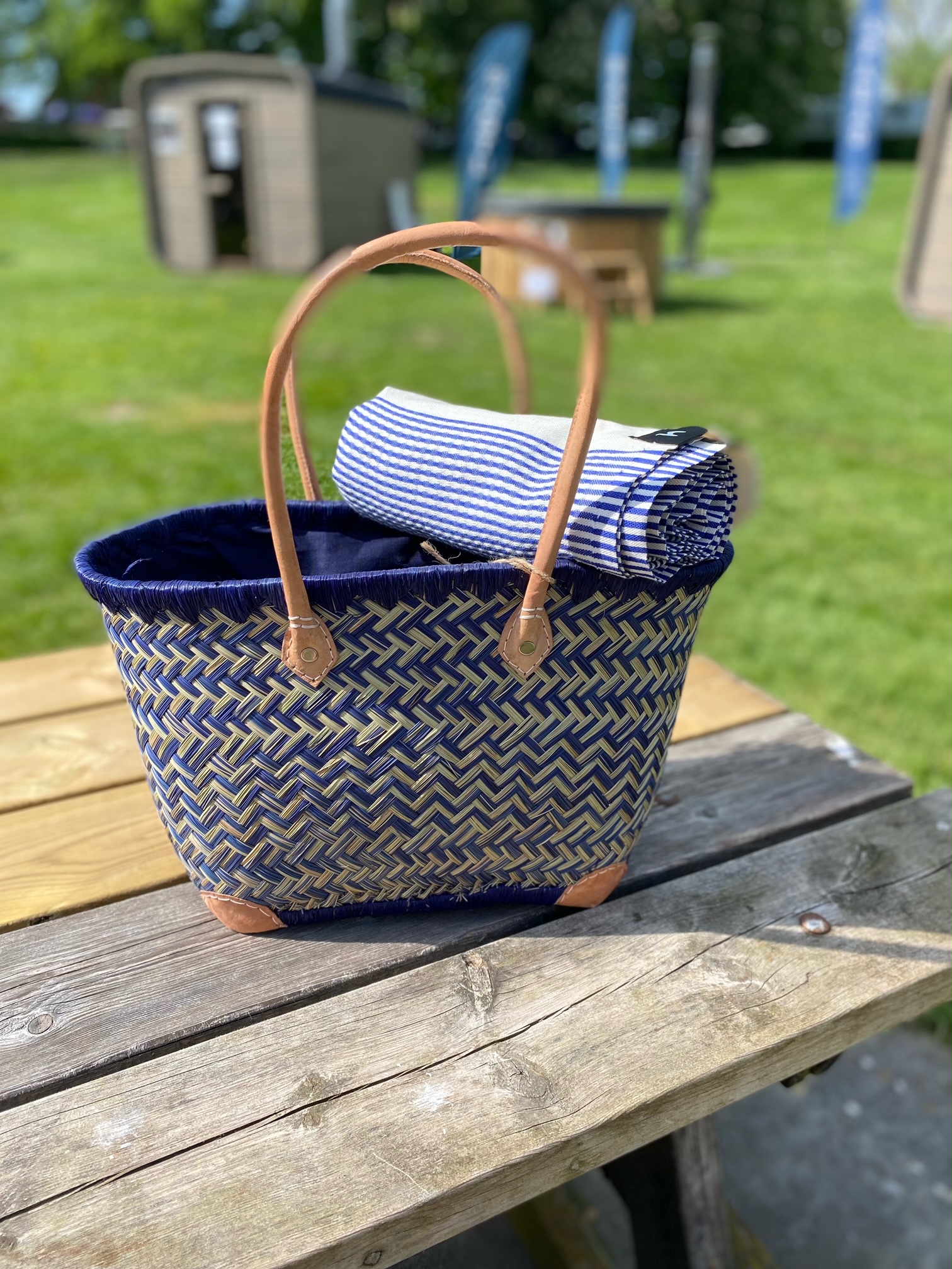 Fairtradekorg/väska mellan med Futah handduk Nazare blå. Ett set.
