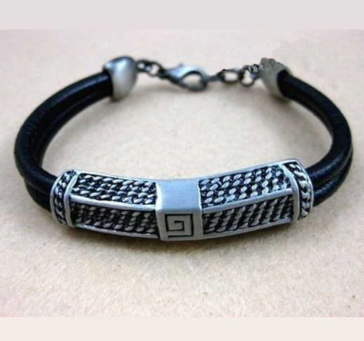 Läderarmband med detaljer i borstad stål