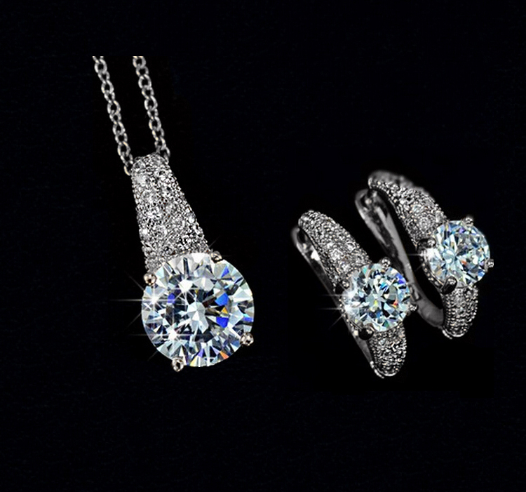 Smyckeset med Cubic ZIrconia samt i 925 Sterling Silverplätering
