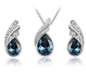 Smyckeset med Blåfärgad Austrian Crystal samt i 925 Sterling Silverplätering