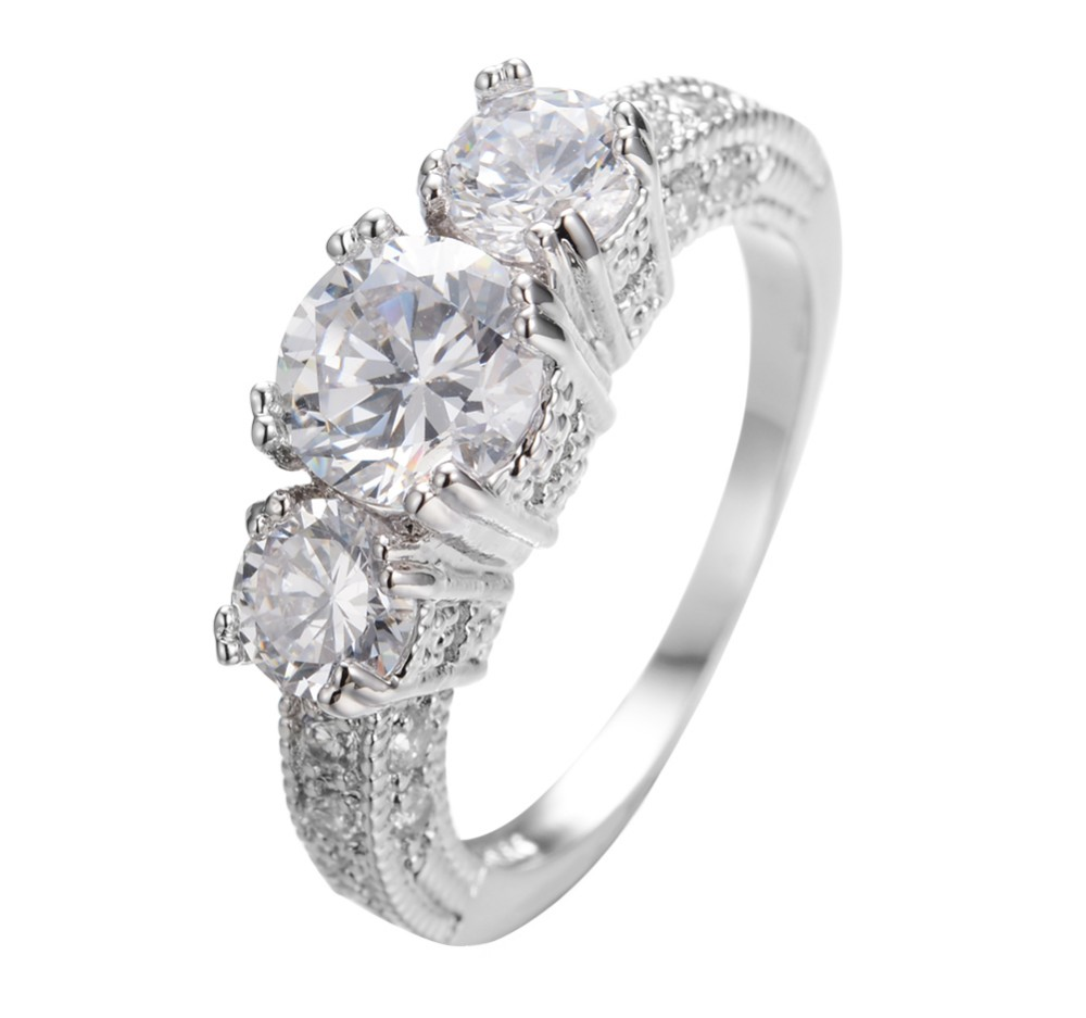 Ring med Cubic Zirconia i olika storlekar och i 925 Sterling Silverplätering