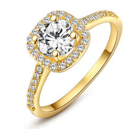 Ring i kvadratiskt utförande med en stor och många små stenar i Cubic Zirconia och 18K Guldplätering
