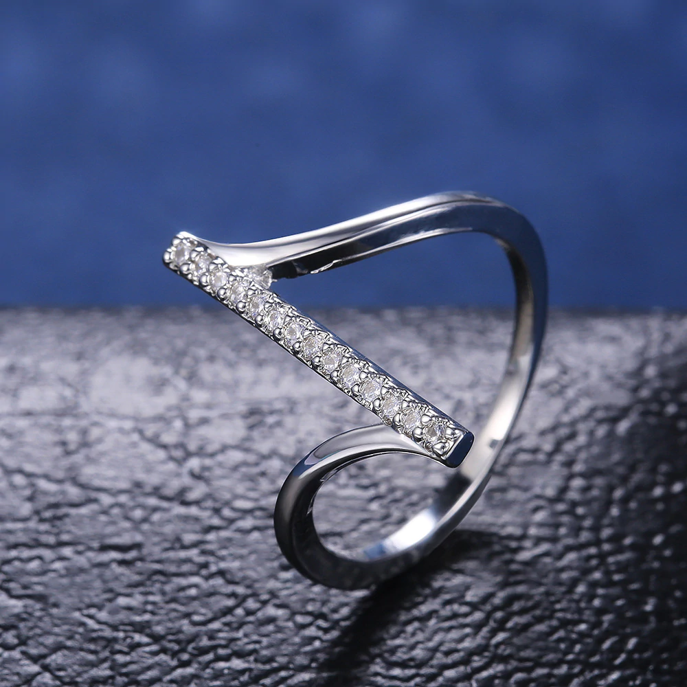 Ring med rad av Cubic Zirconia och  i  925 Sterling Silverplätering