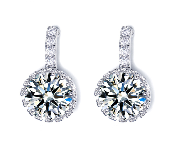 Örhängen med en stor och många små Cubic Zirconia samt i 18 K Vit Guldplätering