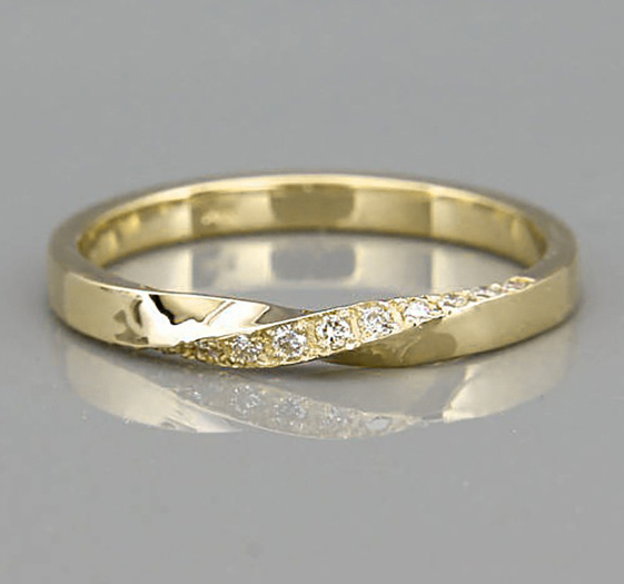 Ring med Cubic Zirconia och  i 18K Guldplätering
