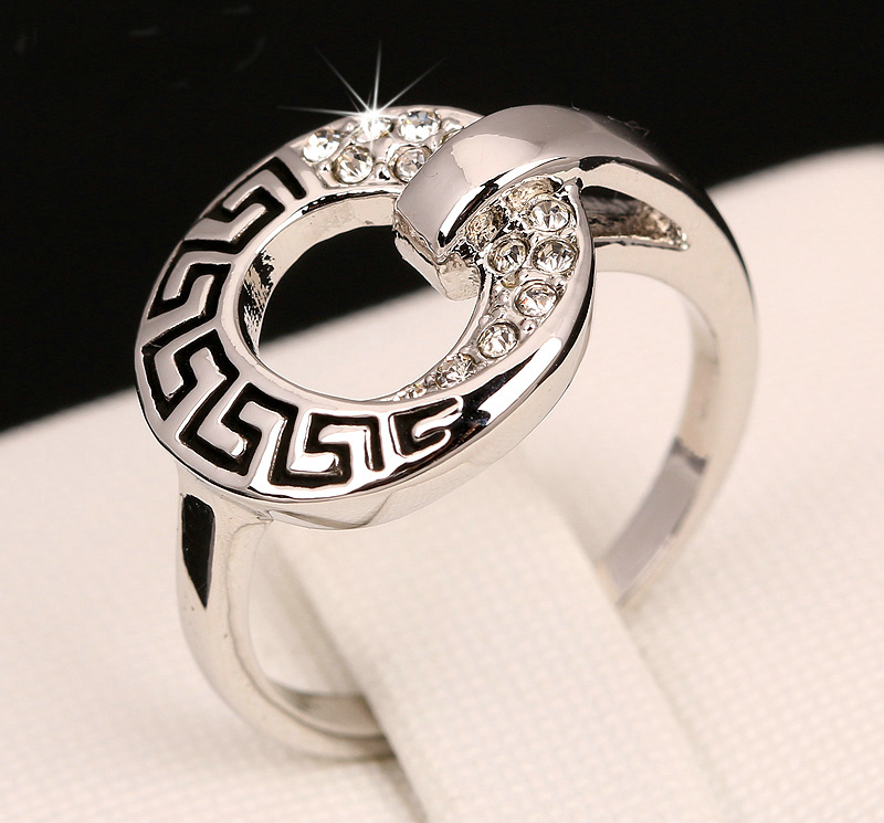Ring i Vintagestil med många små Cubic Zirconia och i Platinumplätering