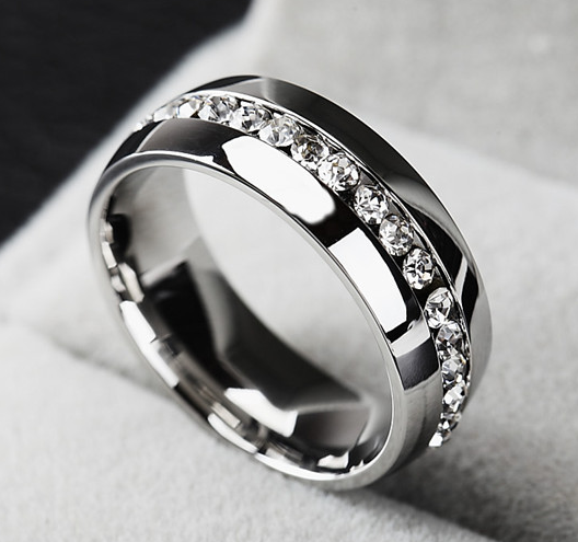 Ring med många små stenar i Cubic Zirconia och i rostfritt stål