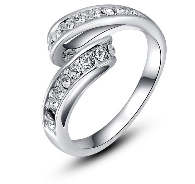 Ring med många små stenar i Austrian Crystals och platinumplätering