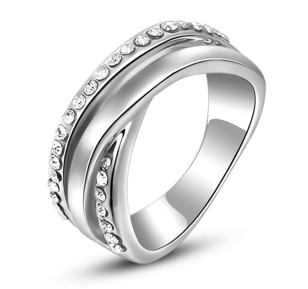 Ring med många små stenar i Austrian Crystals och platinumplätering