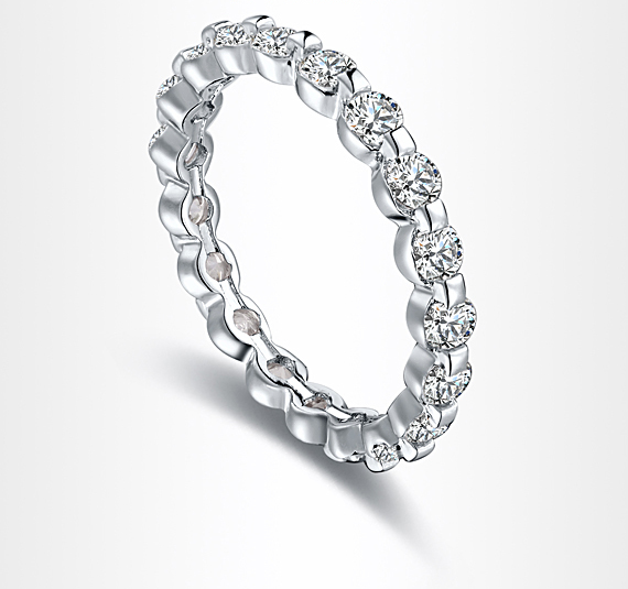 Ring med många små stenar i Cubic Zirconia och platinumplätering