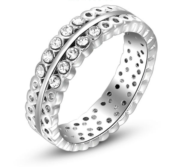 Ring med många små stenar i Austrian Crystals och platinumplätering