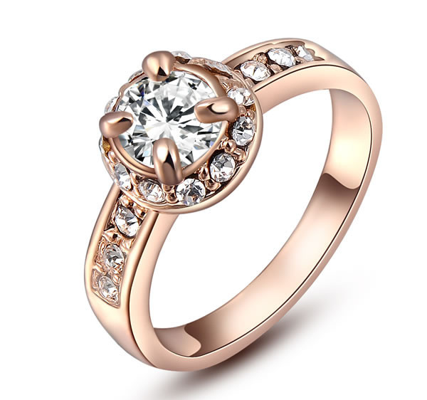 Ring med en stor och många små stenar i Austrian Crystals och 18K Roséguldpplätering
