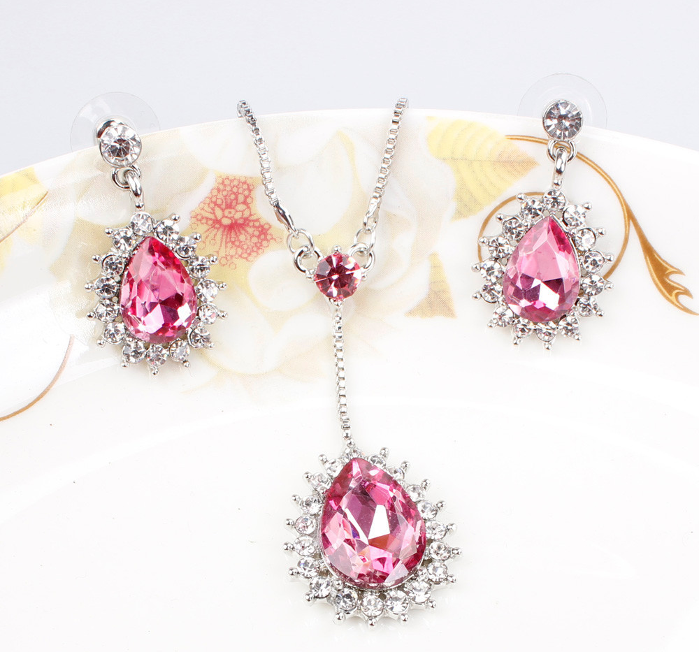 Smyckeset med Vita Austrian Crystals samt i 925 Sterling Silverplätering
