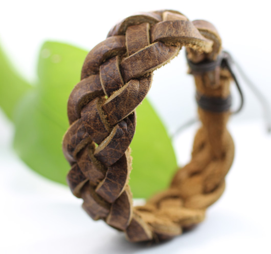 Flätat armband i brunt läder