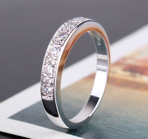 Ring med Cubic Zirconia och i Vit 18K Guldplätering