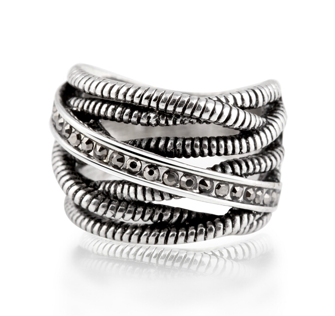 Ring med bl.a en kristallrand samt  i 925 Sterling Silverplätering