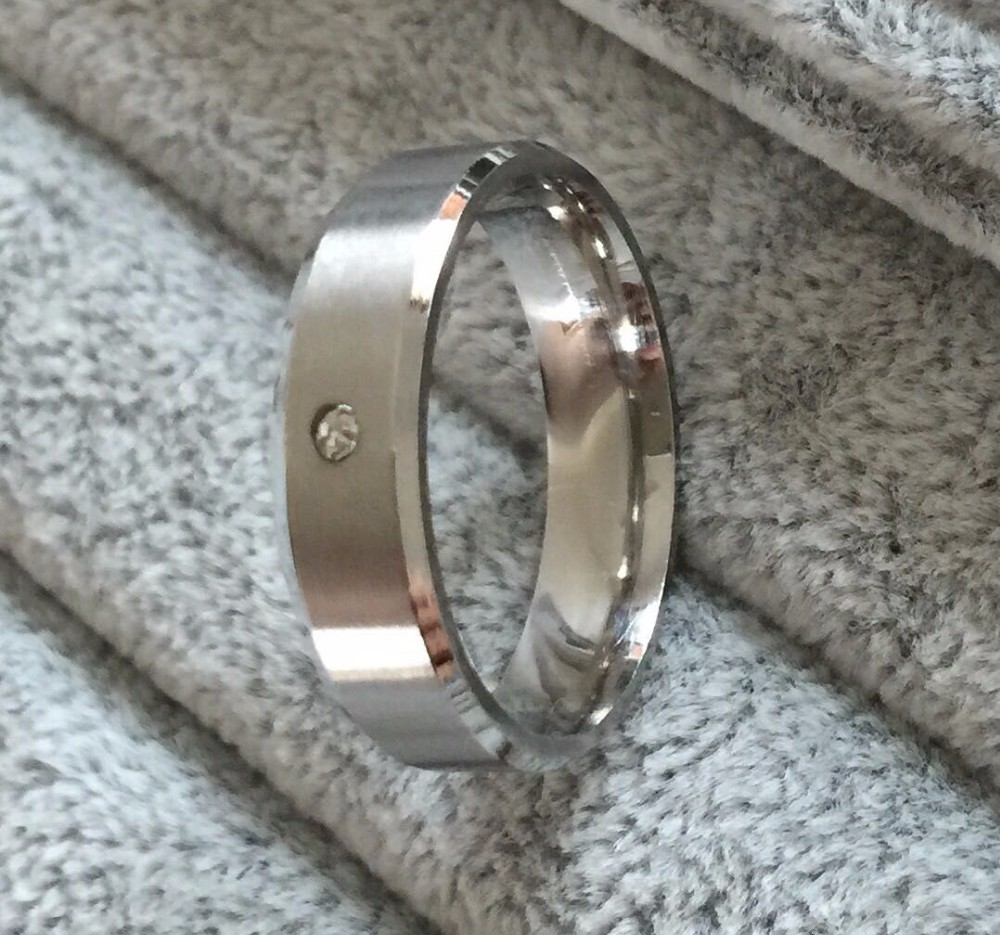 Ring i Rosfritt stål  med Cubic Zirconia och Titaniumplätering