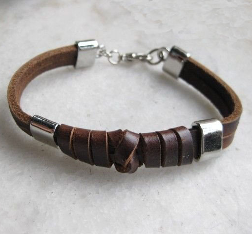 Läderarmband med detaljer i rostfritt stål