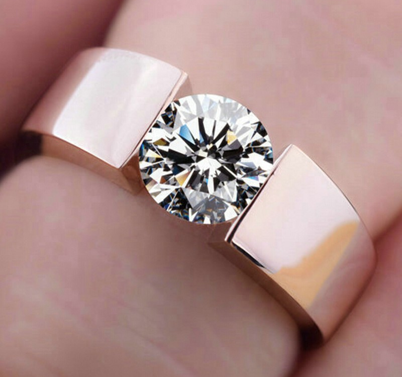 Stilren ring med en Cubic Zirconia och i 18K Roséguldplätering