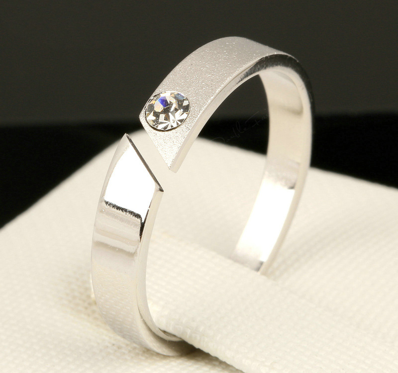 Ring med en sten i Stellux Austrian Crystal och platinumplätering