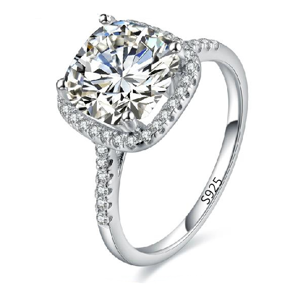 Ring i kvadratiskt utförande med en stor och många små stenar i Cubic Zirconia och 925 Sterling Silverplätering