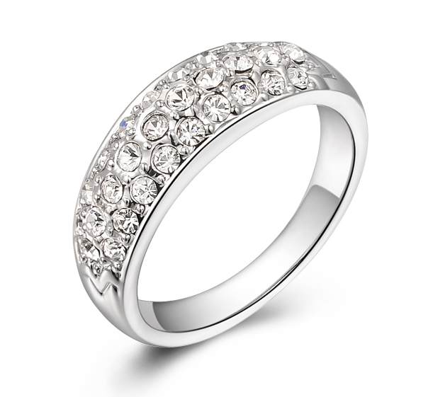 Ring med ett band av små Austrian Crystals och platinumplätering